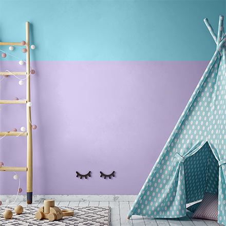 Habitación infantil con tipi y escalera.